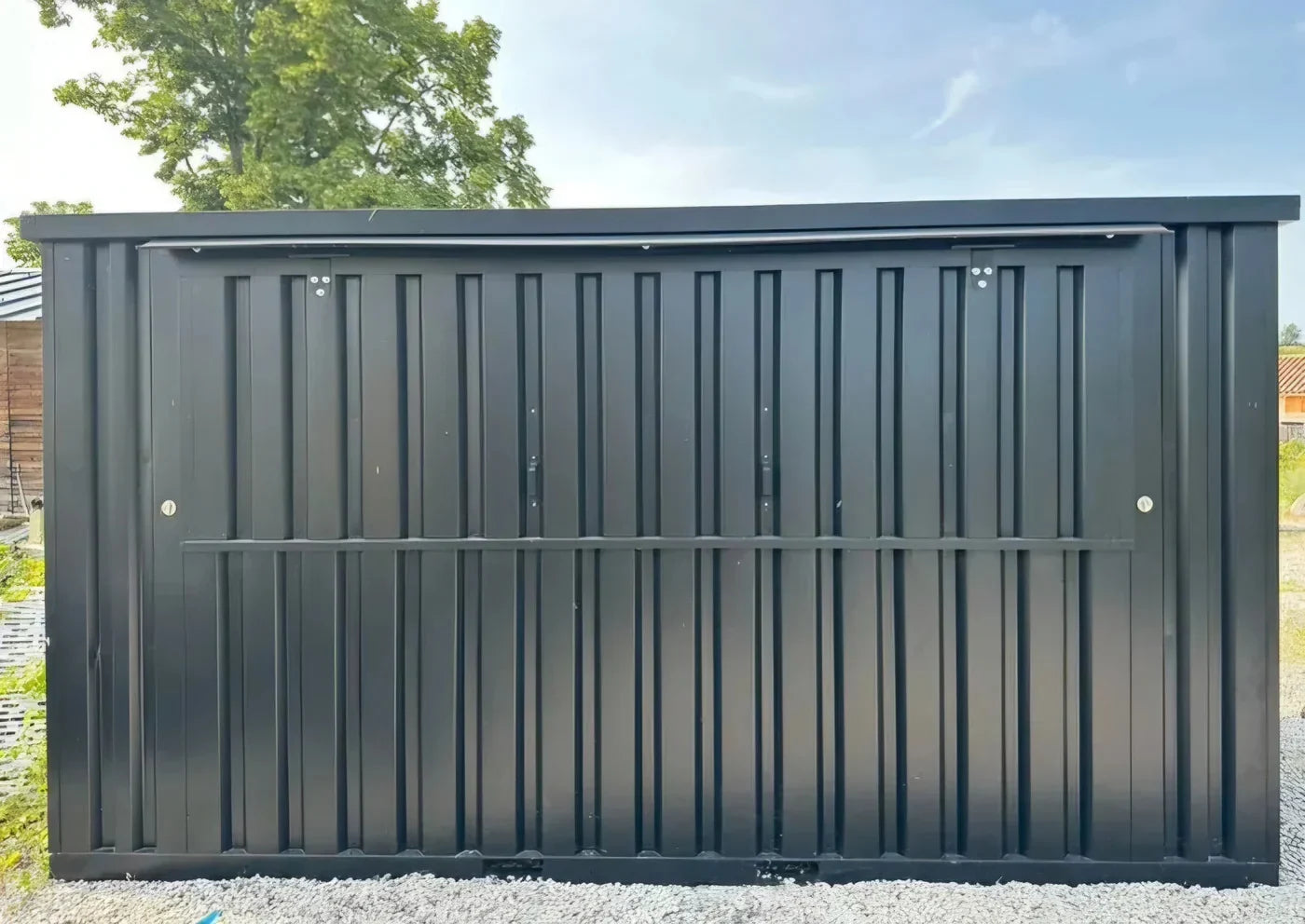 Contenedor modular nuevo de 4 × 2 m acondicionado para su uso como bar, snack