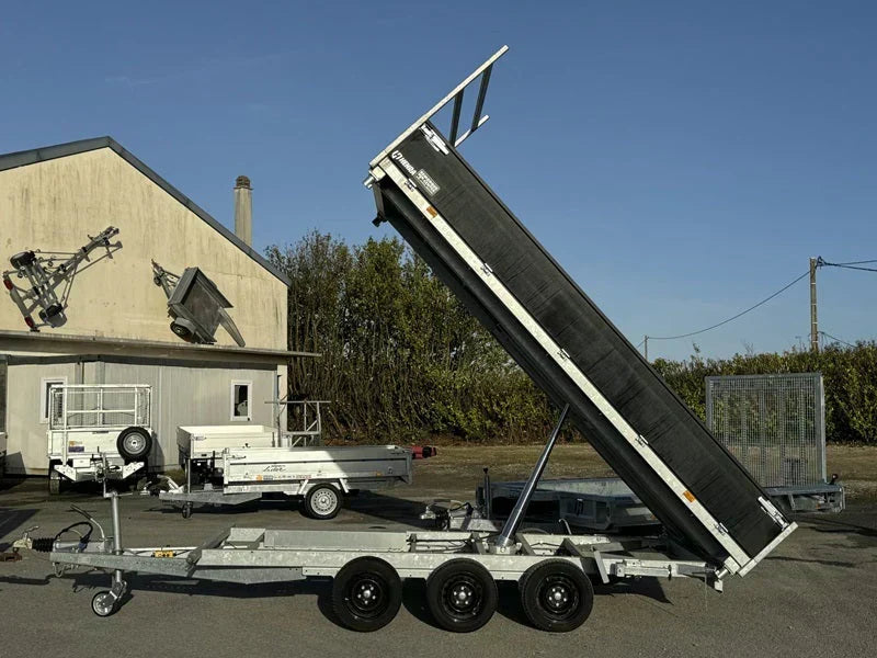 Remolque tribasculante hidráulico Henra KP354020TR nuevo, equipado con tres ejes y una MMA de 3.500 kg.