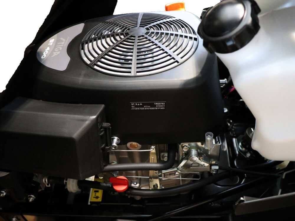 El Alpina AT3 98 HA es un tractor cortacésped de gasolina equipado con un motor ST 400 Powered by STIGA de 414 cm³