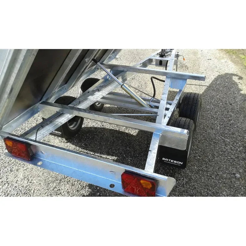 Remolque basculante hidráulico Bateson nuevo de doble eje, con una MMA de 750 kg y una superficie útil de carga de 2.100 × 1.250 mm.